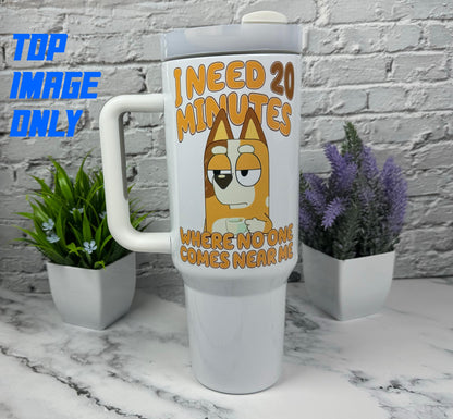 40oz Quencher Tumbler Dupe Blue Dog Mum Cartoon I Need 20 Min Tumbler Mum Tumbler Blue Heeler Stanley Dupe Mother's Day Gift Funny Mom Gift